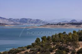 Image du Maroc Professionnelle de  Le barrage Oued El Makhazine, conçu pour le développement et  l'irrigation du périmètre du Loukkos. Ainsi les champs situés dans le triangle Ksar El Kébir, Larache, Moulay Bouselham profitent de cette infrastructure. Cette importante réalisation située sur El Oued Loukkos sert à la régularisation inter annuelle des débits tout en formant une protection contre les crues, au Jeudi 1er Septembre 2005 à cette datte le barrage dispose 309 Million de M3. (Photo / Abdeljalil Bounhar) 